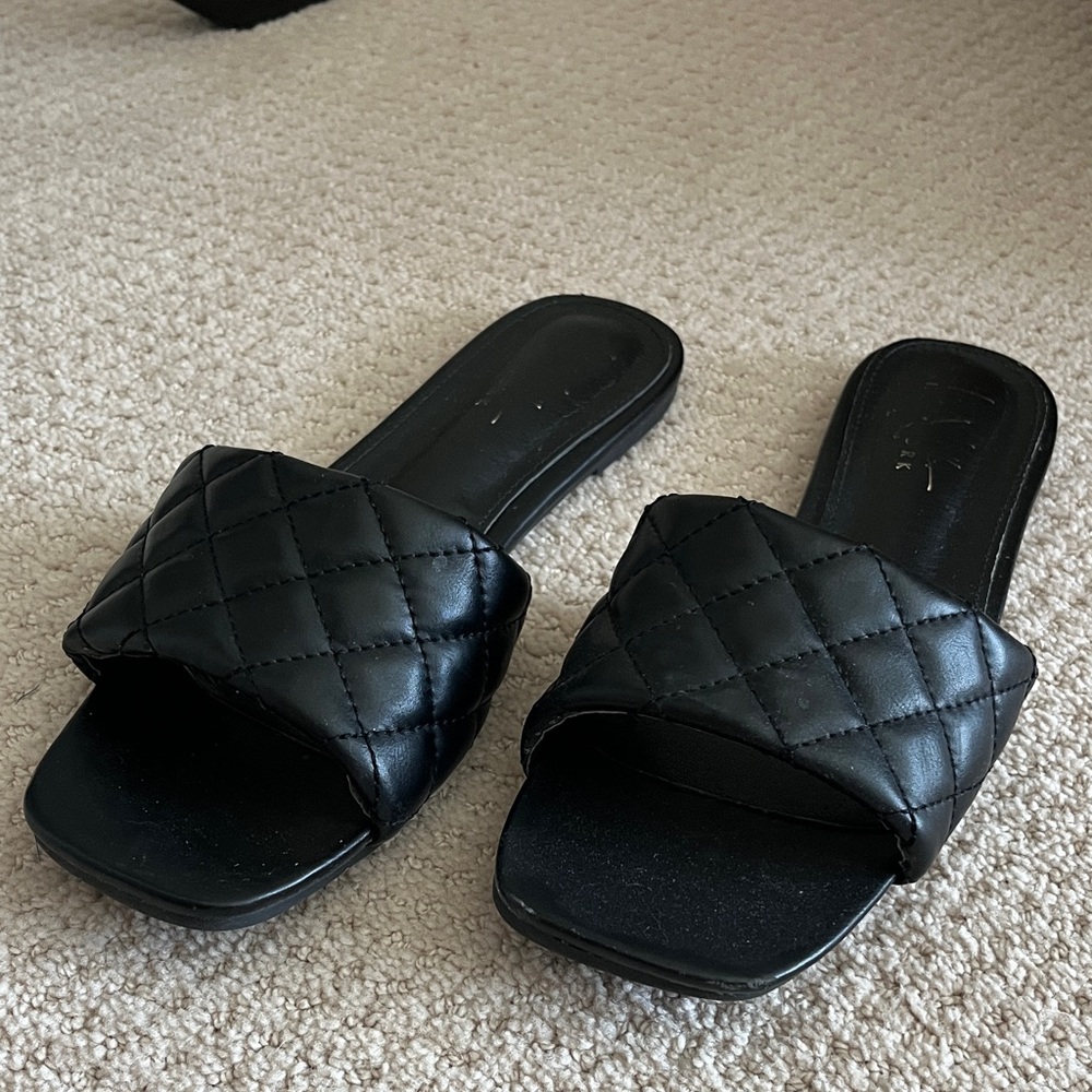 Nicole Miller Black Quilted Sandals Size 8.5